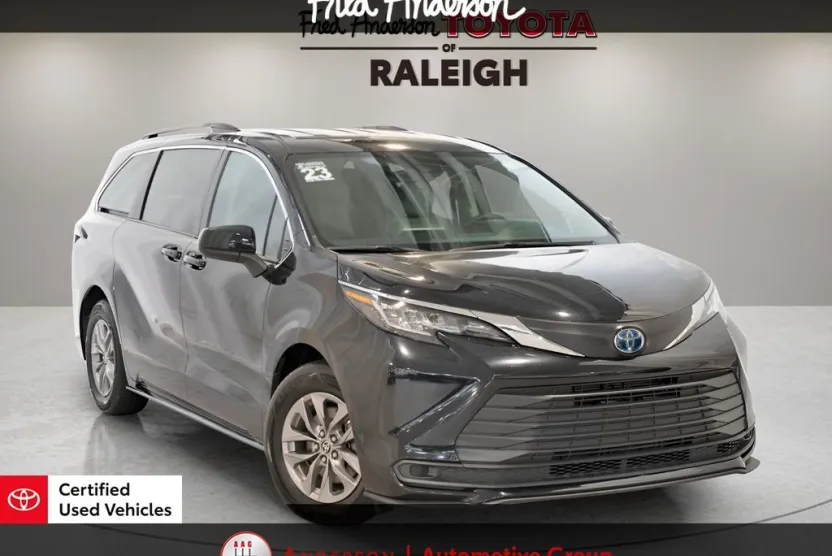 2023 Toyota Sienna LE photo 1