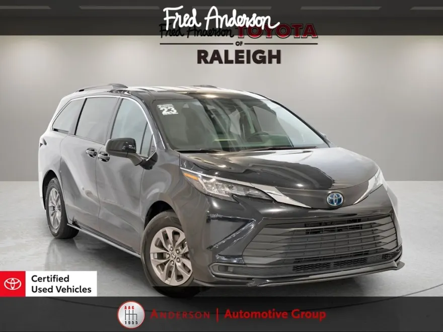 2023 Toyota Sienna LE photo 1