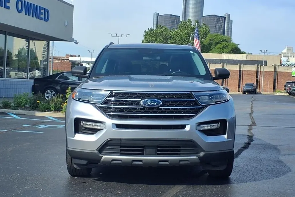2022 Ford Explorer XLT photo 1