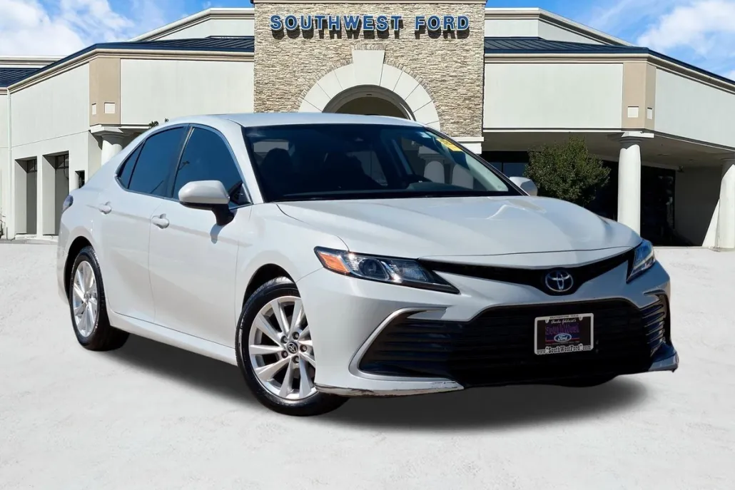 2023 Toyota Camry LE photo 1
