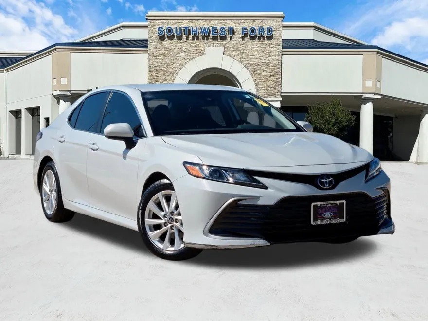 2023 Toyota Camry LE photo 1