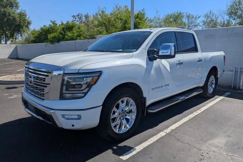 2020 Nissan Titan SL photo 1