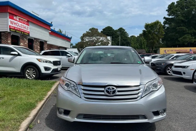 2011 Toyota Avalon Limited photo 1
