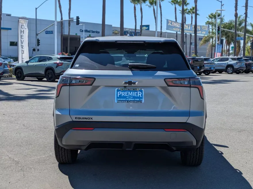 2026 Chevrolet Equinox LT photo 1