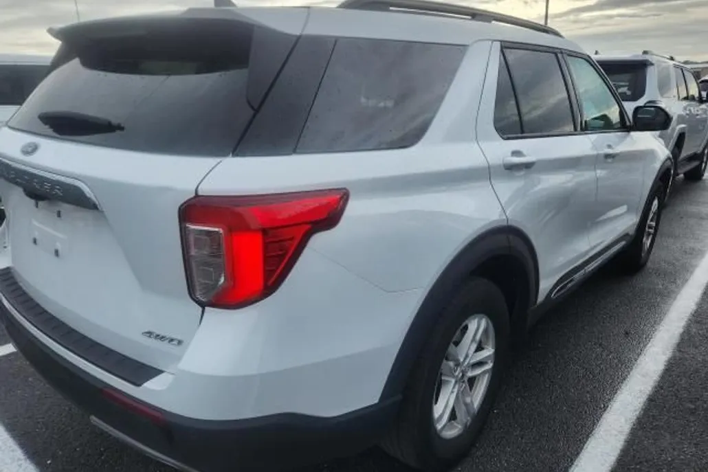 2024 Ford Explorer XLT photo 1