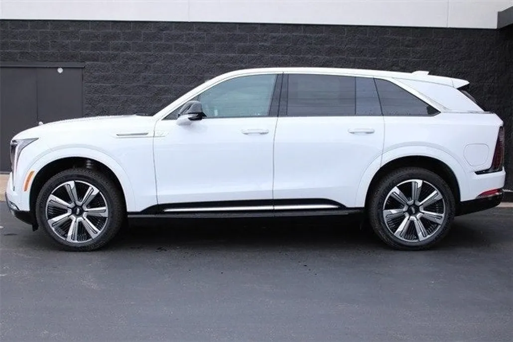 2025 Cadillac Escalade IQ Luxury photo 1