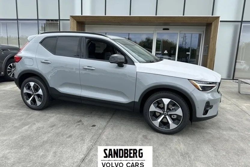 2026 Volvo XC40 Plus photo 1