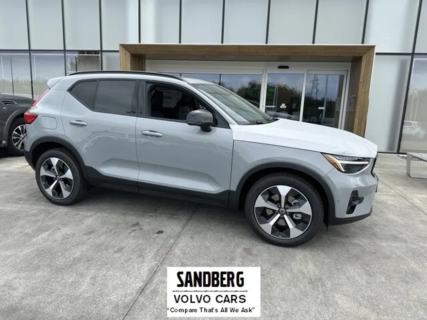 2026 Volvo XC40 Plus photo 1