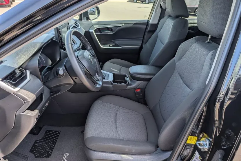 2022 Toyota RAV4 XLE photo 1