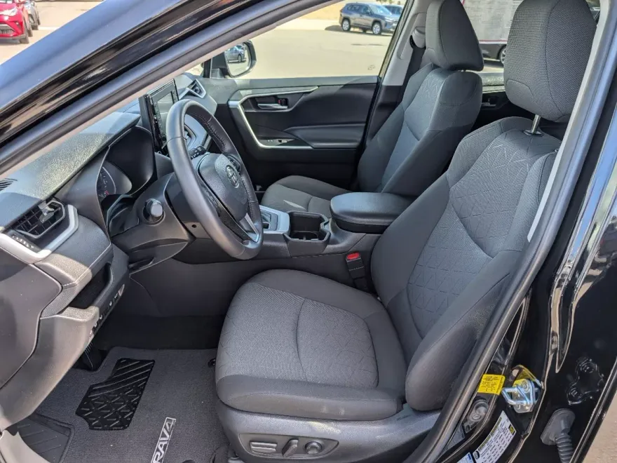 2022 Toyota RAV4 XLE photo 1