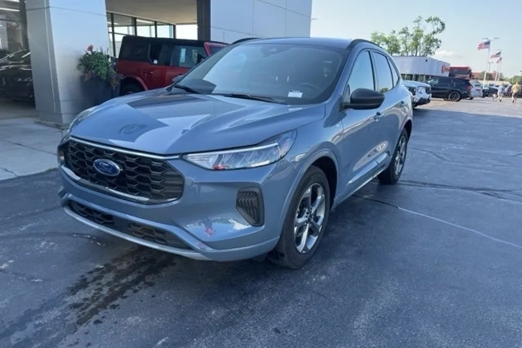 2023 Ford Escape ST-Line photo 1