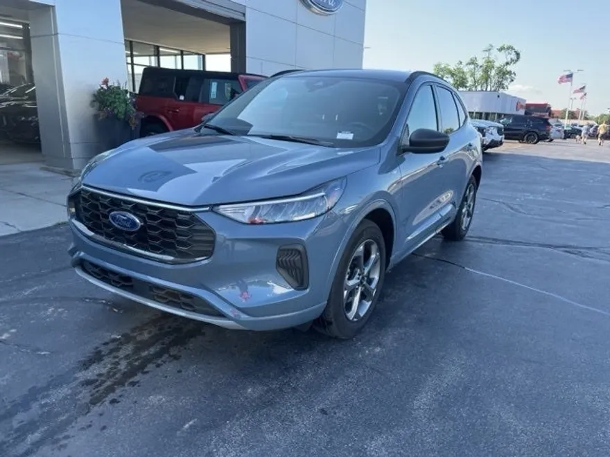 2023 Ford Escape ST-Line photo 1
