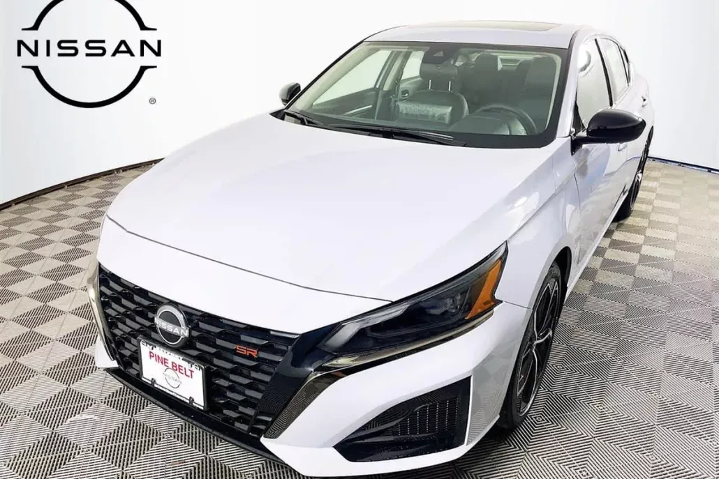2025 Nissan Altima SR photo 1