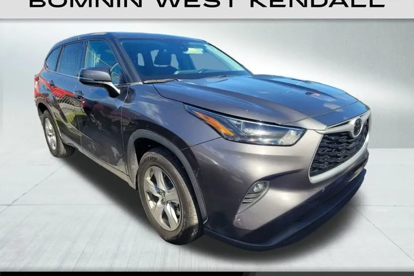 2022 Toyota Highlander LE photo 1