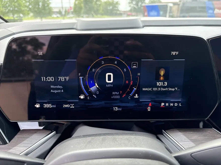 2025 Chevrolet Suburban Z71 photo 1