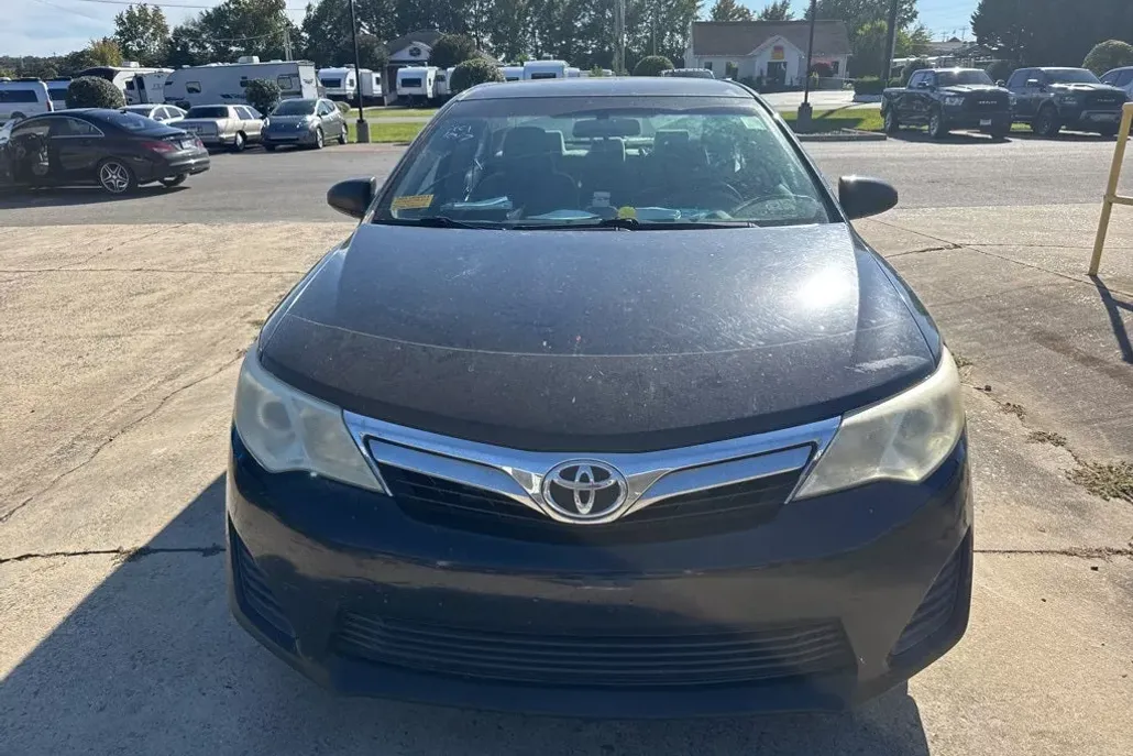 2014 Toyota Camry LE photo 1