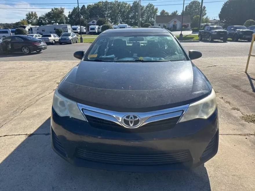 2014 Toyota Camry LE photo 1