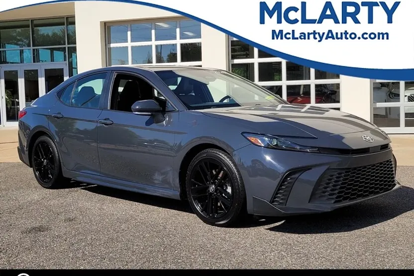 2025 Toyota Camry SE photo 1