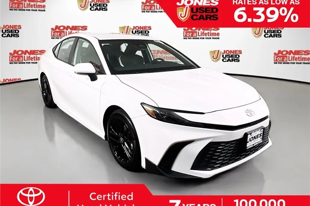 2025 Toyota Camry SE photo 1
