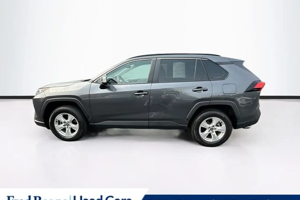 2021 Toyota RAV4 XLE photo 1