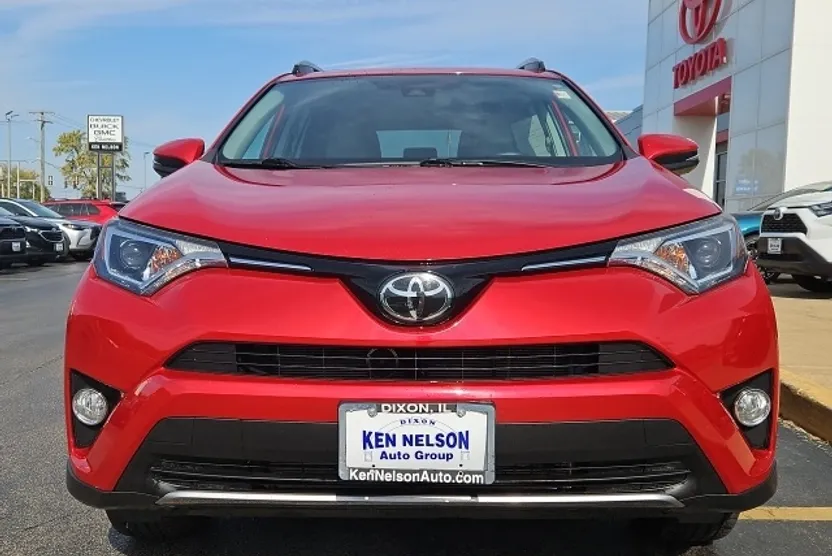 2017 Toyota RAV4 XLE photo 1