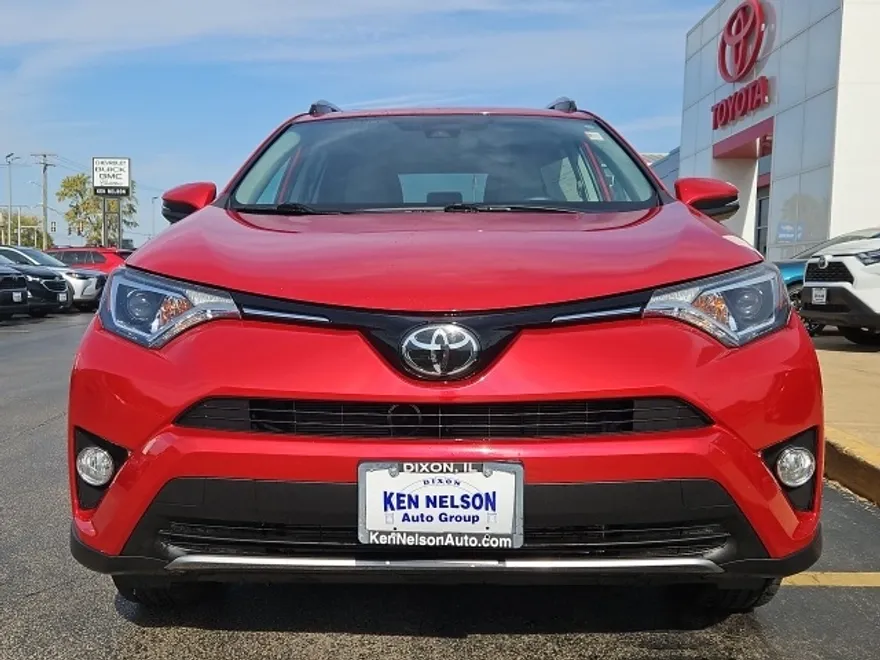 2017 Toyota RAV4 XLE photo 1