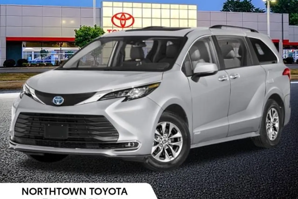 2025 Toyota Sienna XLE photo 1