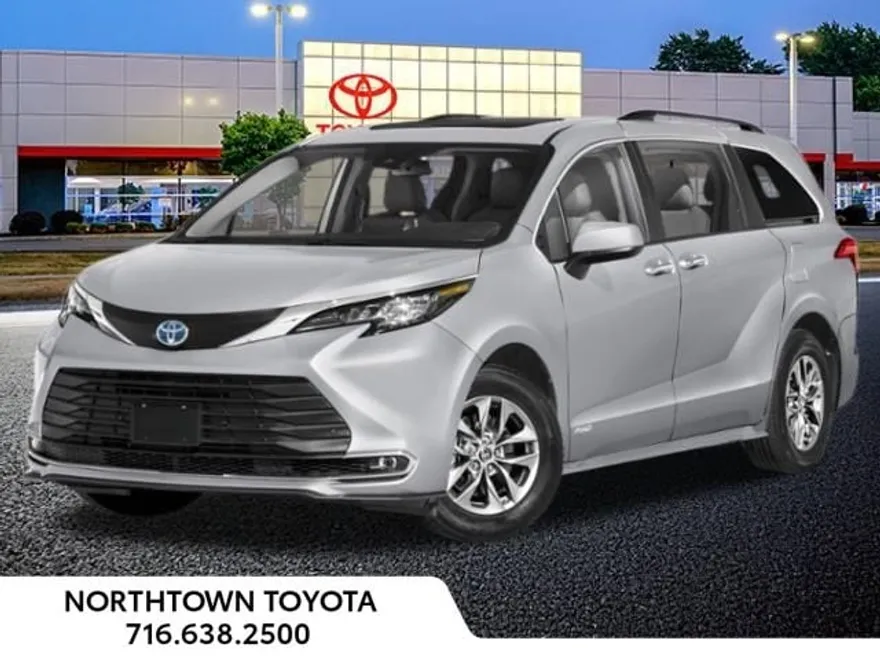 2025 Toyota Sienna XLE photo 1