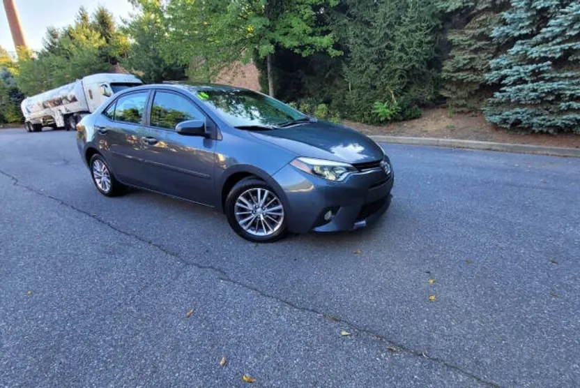 2014 Toyota Corolla LE Plus photo 1