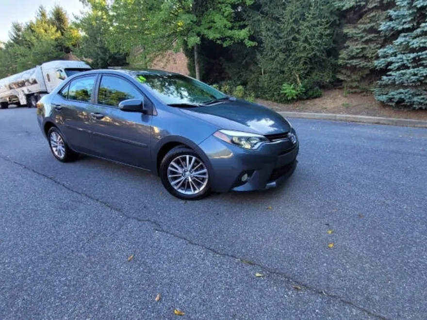 2014 Toyota Corolla LE Plus photo 1