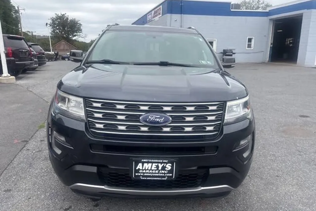 2017 Ford Explorer XLT photo 1