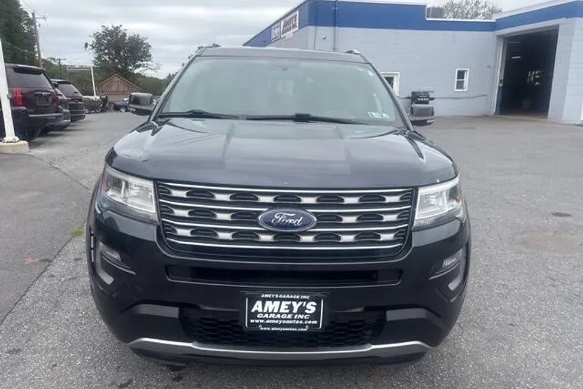 2017 Ford Explorer XLT photo 1
