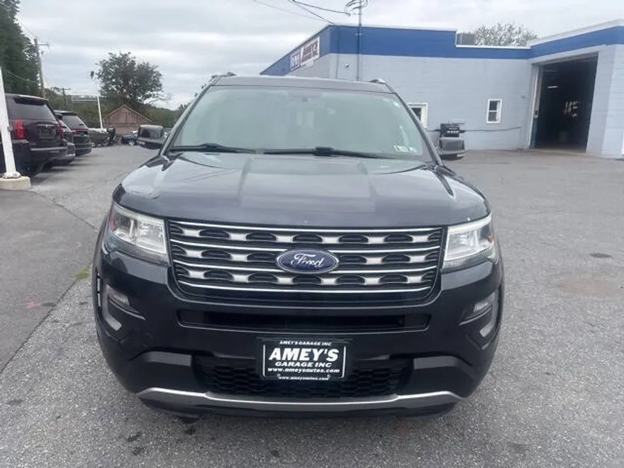 2017 Ford Explorer XLT photo 1