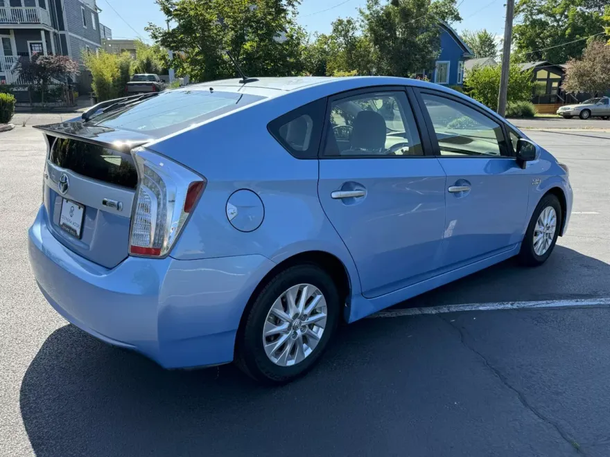 2015 Toyota Prius Plug-in Hybrid Advanced photo 8