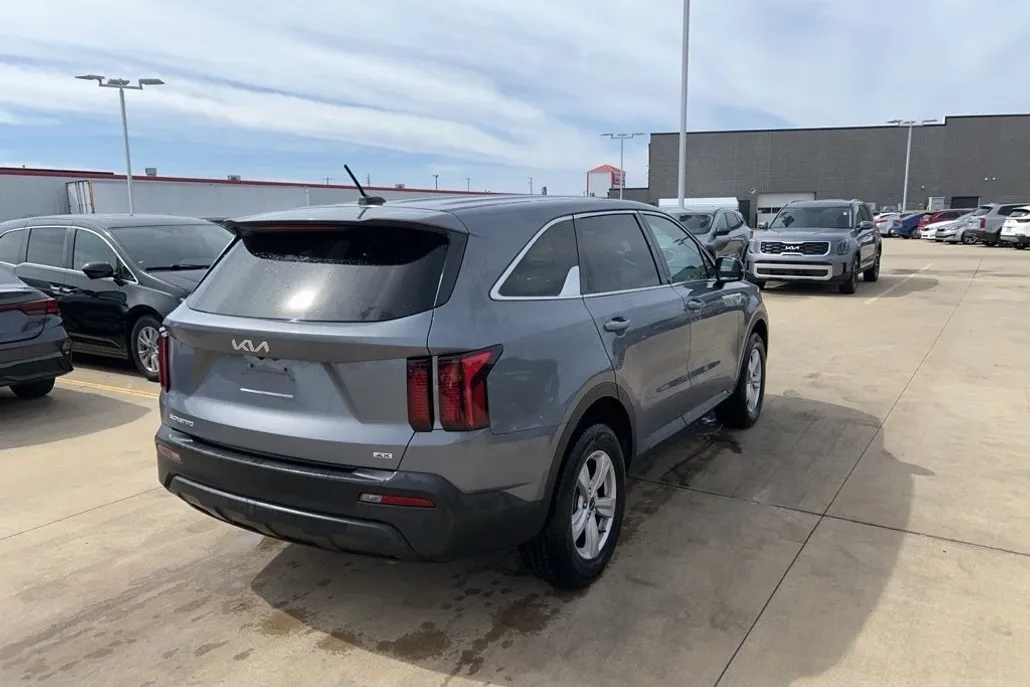 2023 Kia Sorento LX photo 1