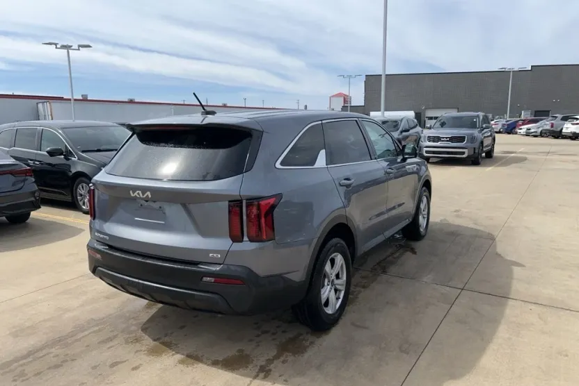 2023 Kia Sorento LX photo 1