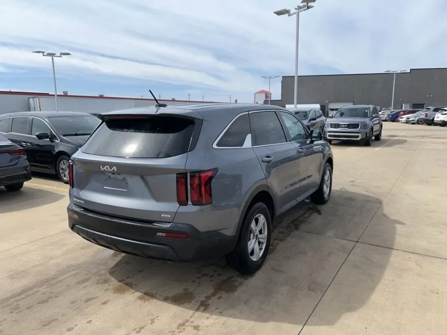2023 Kia Sorento LX photo 1