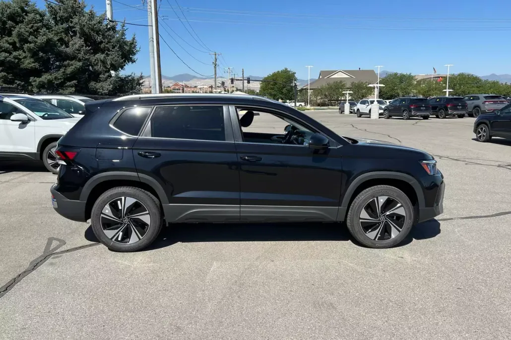 2025 Volkswagen Taos SE photo 1