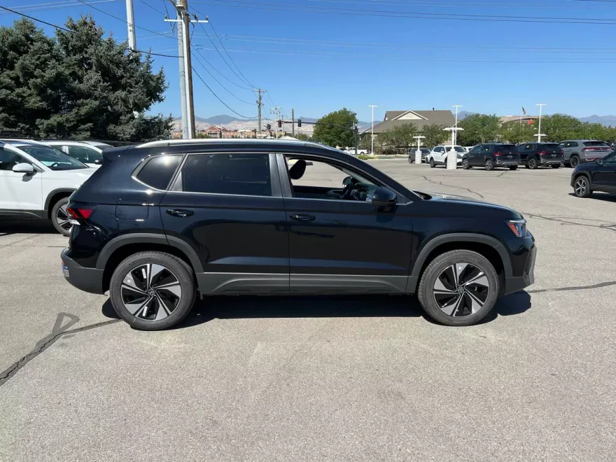 2025 Volkswagen Taos SE photo 1