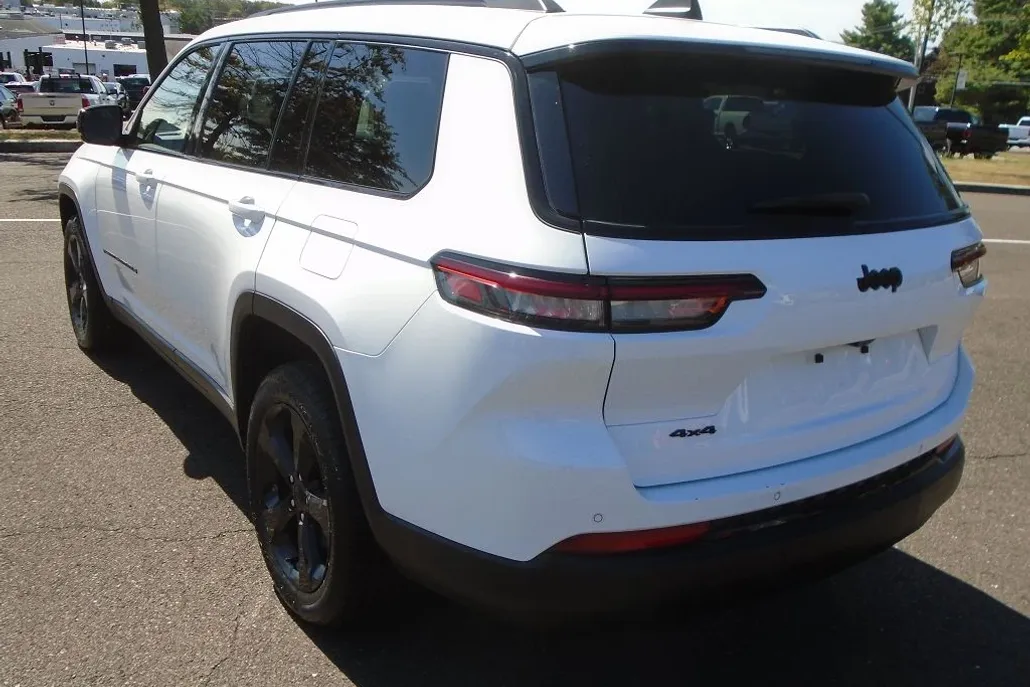 2023 Jeep Grand Cherokee Altitude photo 1