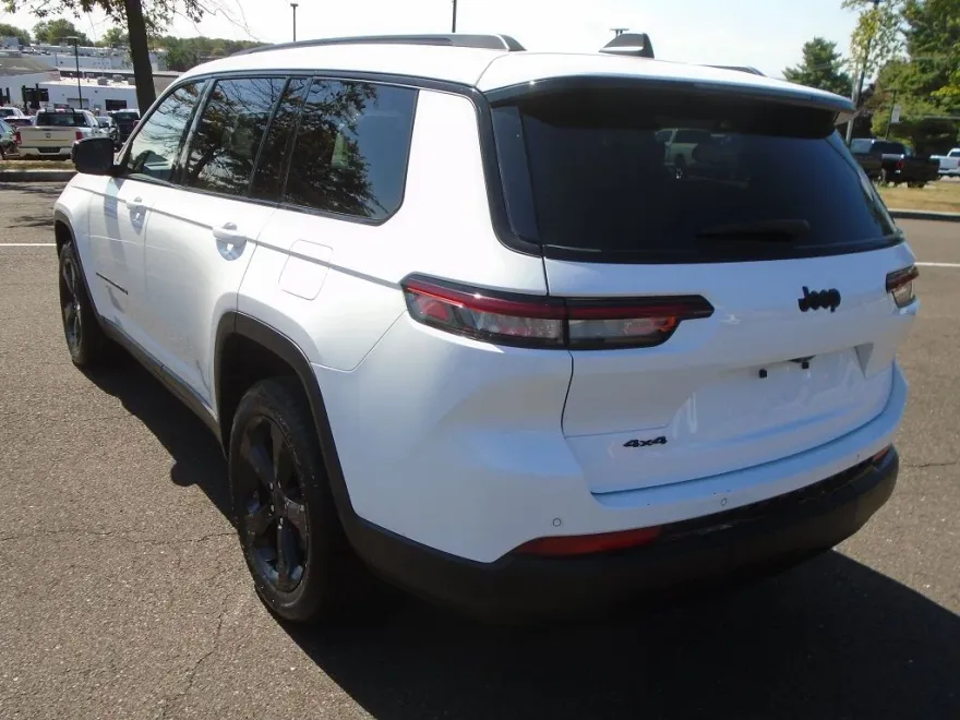 2023 Jeep Grand Cherokee Altitude photo 1