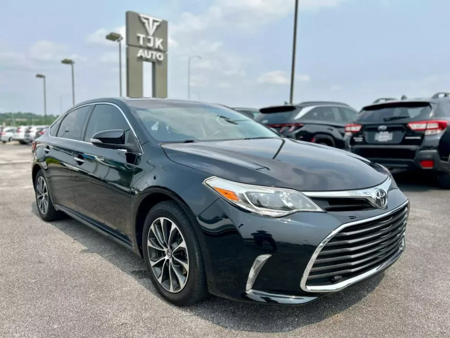 2016 Toyota Avalon XLE photo 1