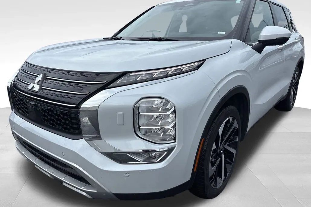 2024 Mitsubishi Outlander SE photo 1