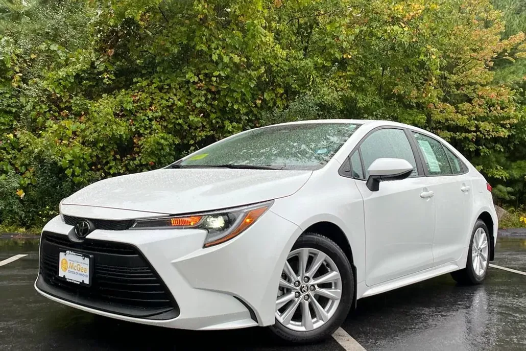 2024 Toyota Corolla LE photo 1