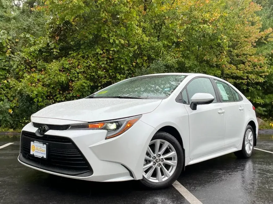 2024 Toyota Corolla LE photo 1