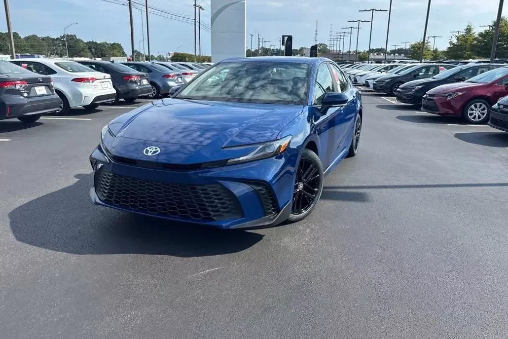 2025 Toyota Camry SE photo 1