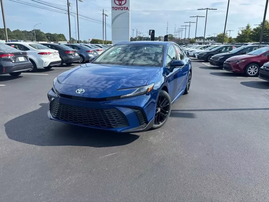 2025 Toyota Camry SE photo 1