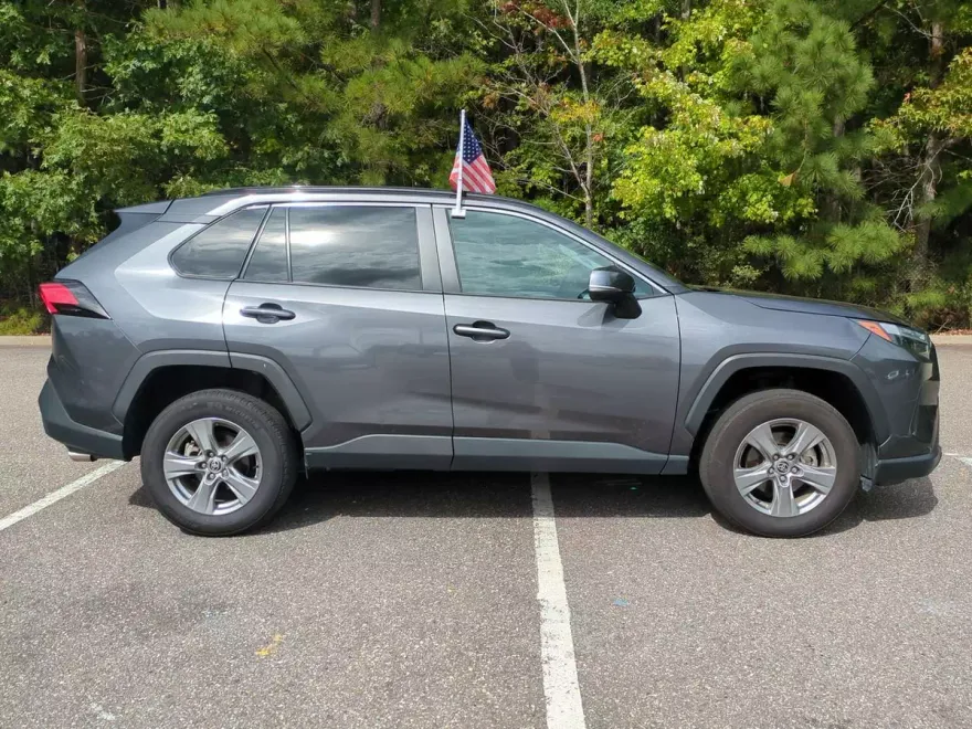 2024 Toyota RAV4 XLE photo 1