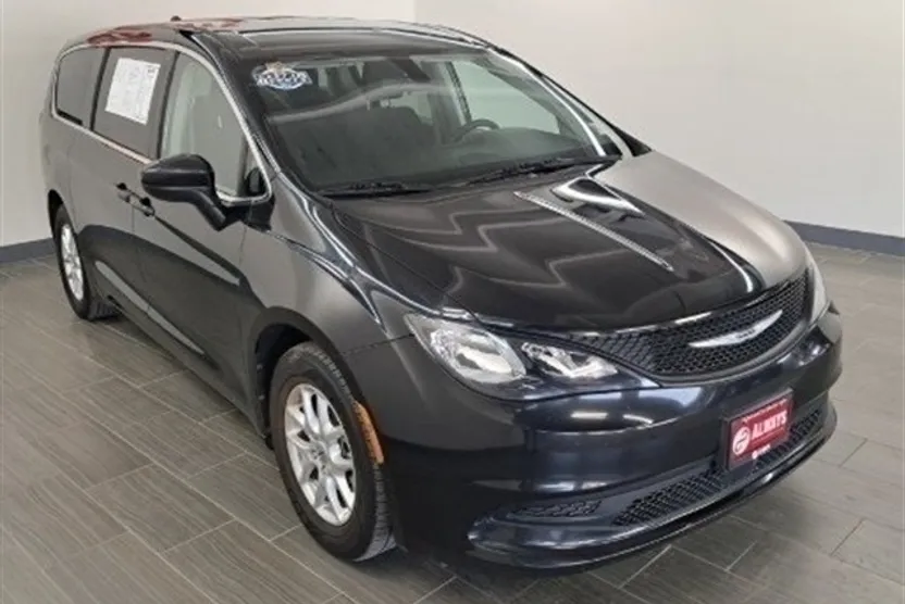 2022 Chrysler Voyager LX photo 1