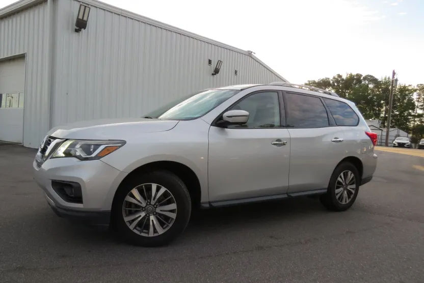 2020 Nissan Pathfinder SL photo 1